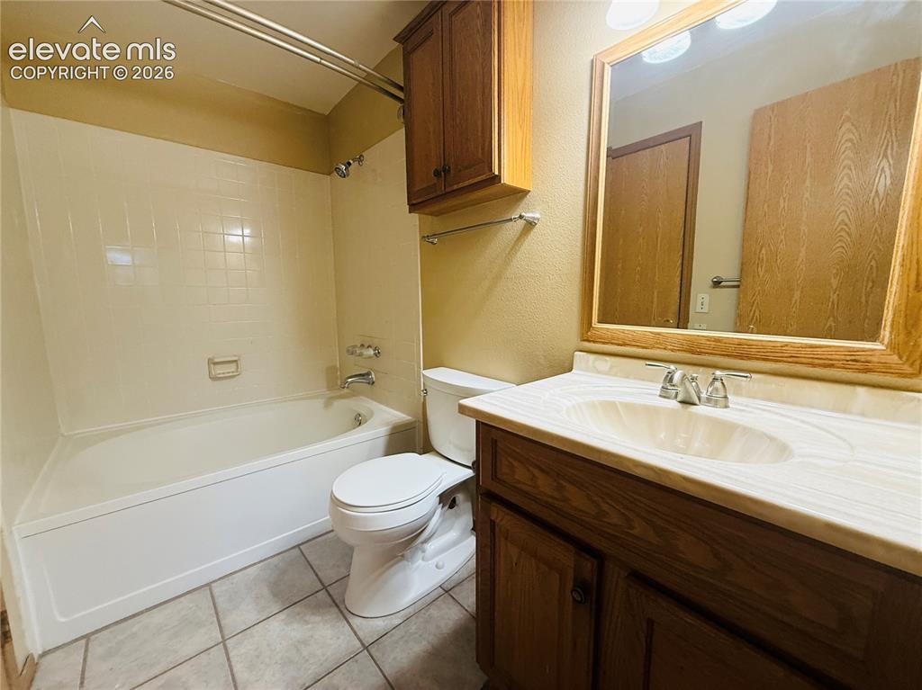 Image 14 of 18: Bathroom