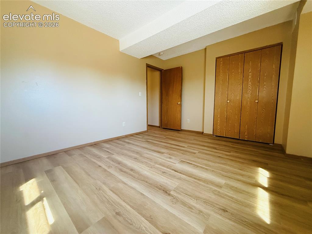 Image 17 of 18: Bedroom