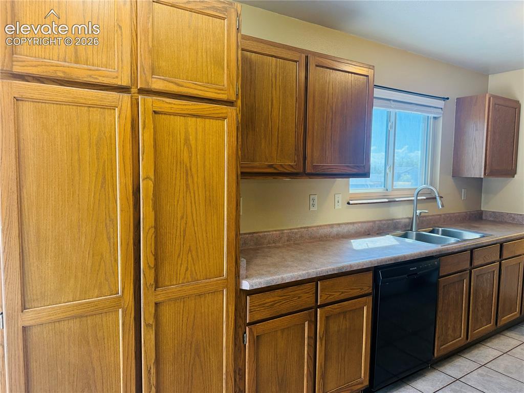 Image 6 of 18: Kitchen