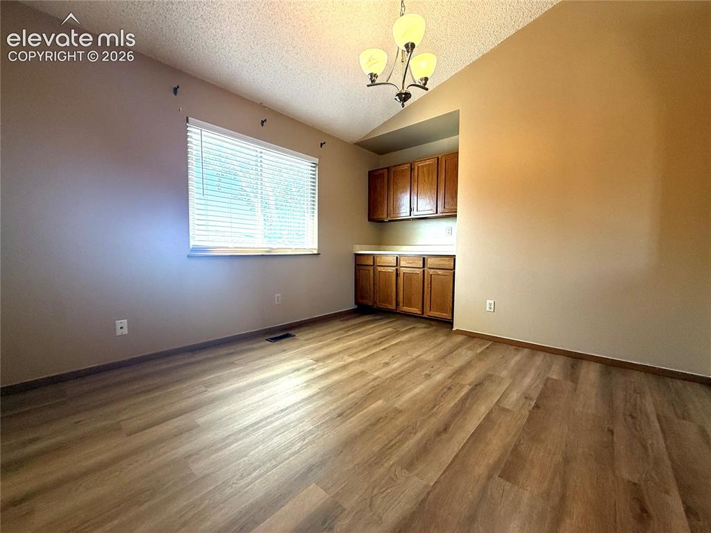 Image 9 of 18: Dining Area