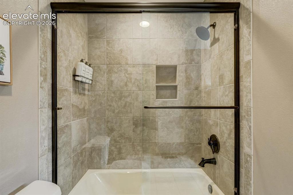 Image 31 of 44: Bathroom