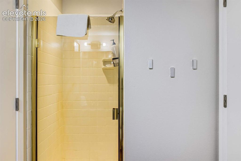 Image 36 of 44: Bathroom