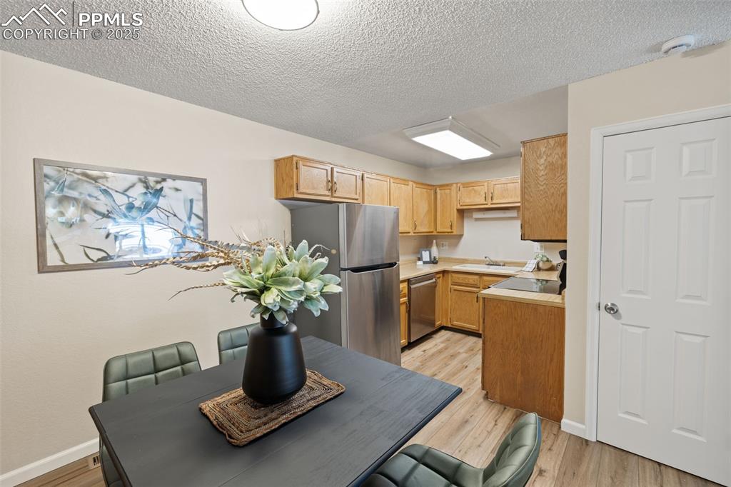 Image 10 of 28: Dining Room