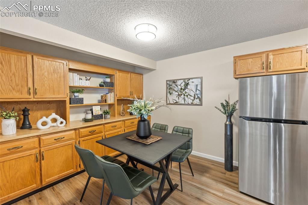 Image 12 of 28: Kitchen