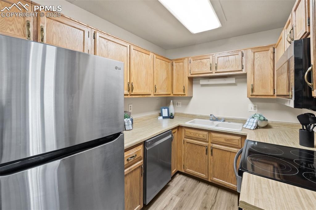 Image 13 of 28: Kitchen
