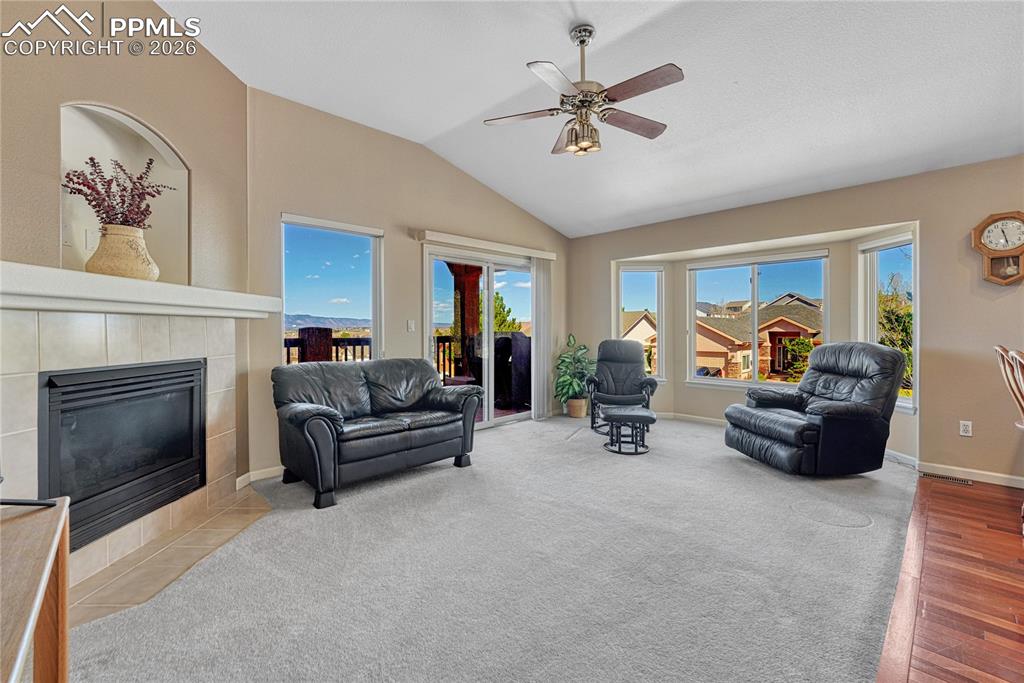 Image 16 of 50: Great room.