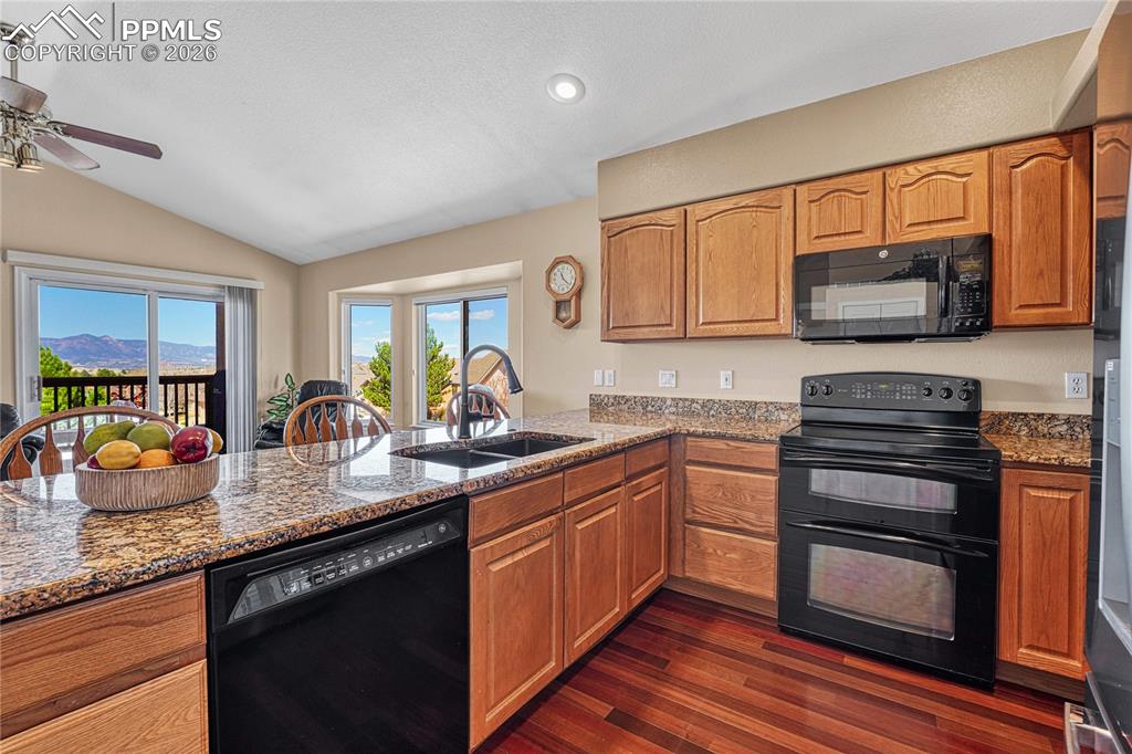 Image 9 of 50: ...slab granite countertops and a large peninsula. Refrigerator included. 