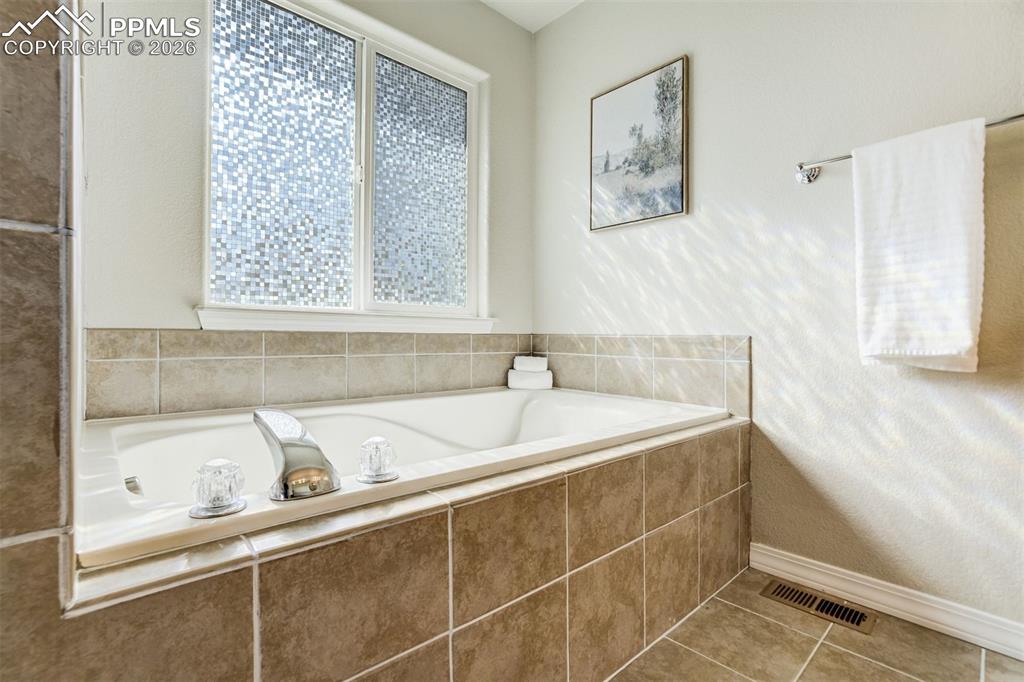 Image 28 of 45: Bathroom