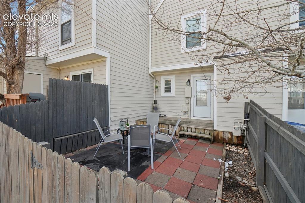 Image 22 of 24: Yard