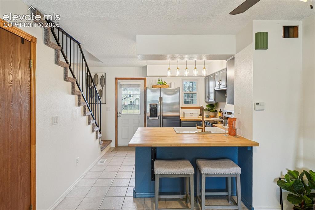Image 8 of 24: Breakfast bar