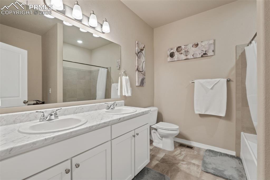 Image 15 of 46: Bathroom