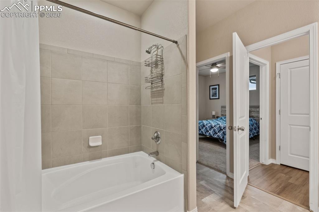 Image 19 of 46: Bathroom