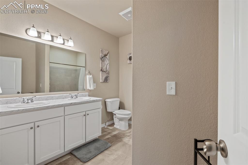 Image 28 of 46: Bathroom