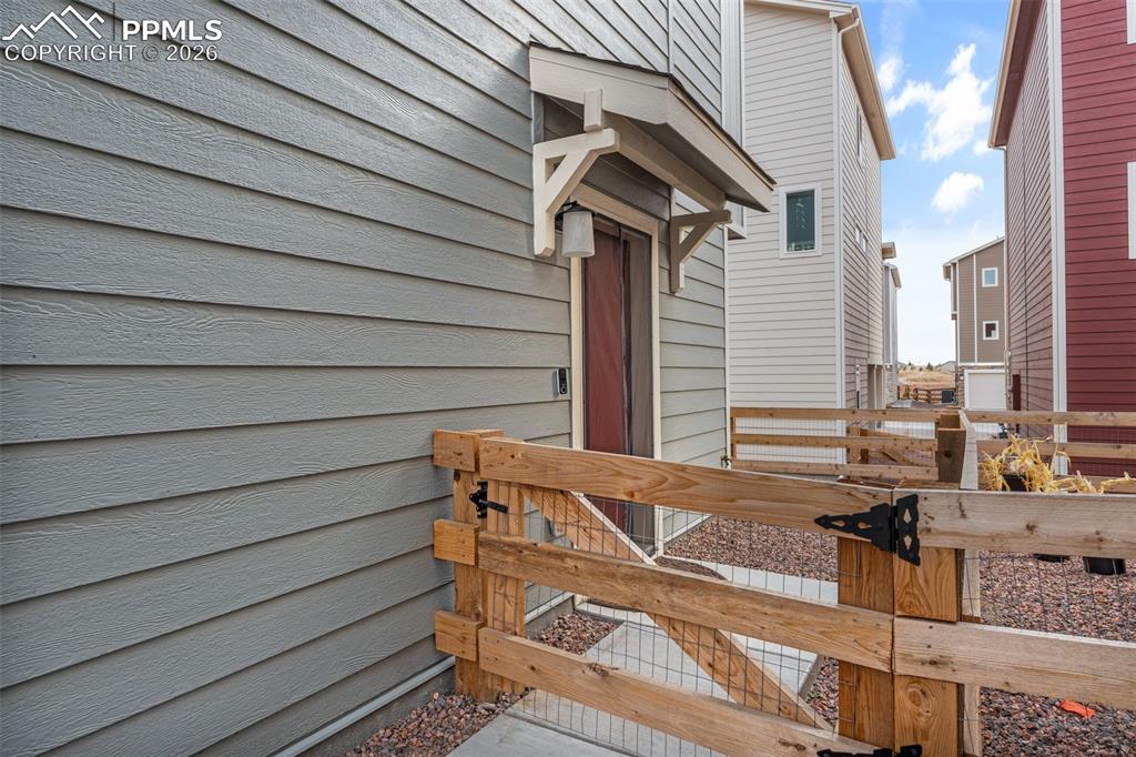 Image 33 of 46: Entry