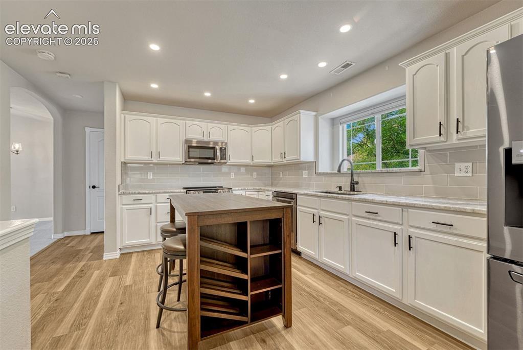 Image 11 of 36: Kitchen