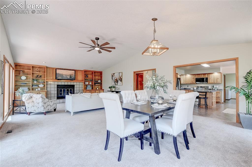 Image 14 of 50: Dining Area
