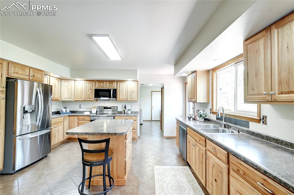 Image 15 of 50: Kitchen