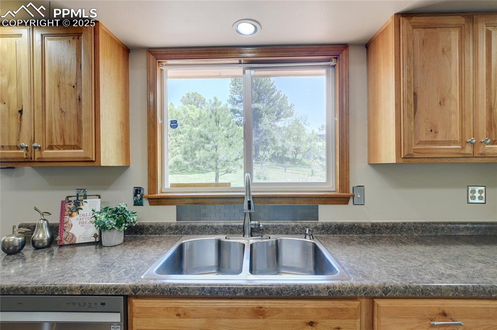 Image 16 of 50: Kitchen