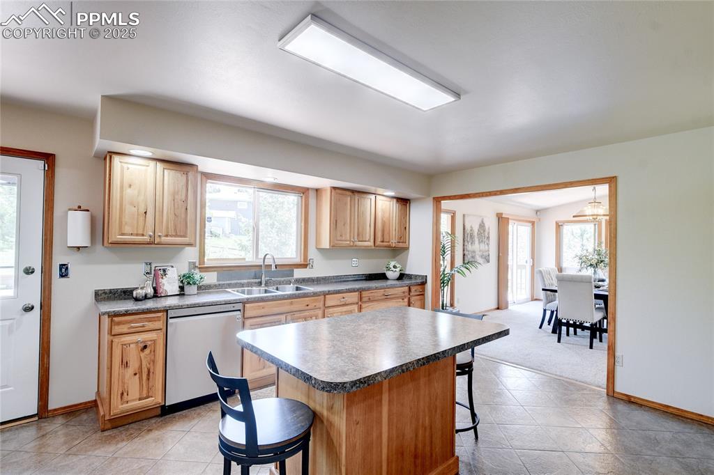 Image 18 of 50: Kitchen