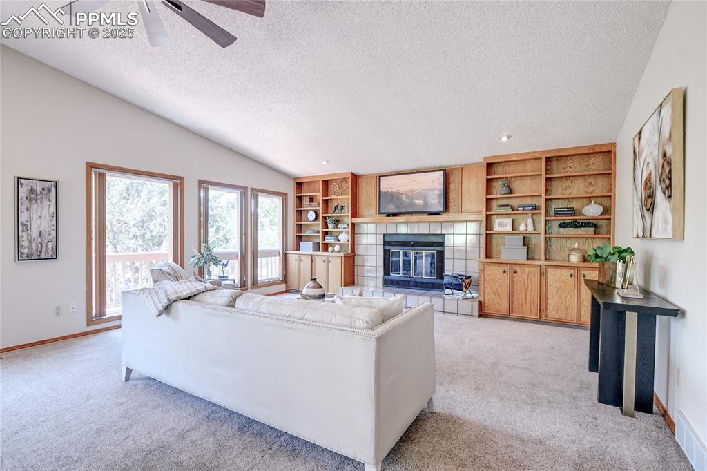 Image 8 of 50: Living Room