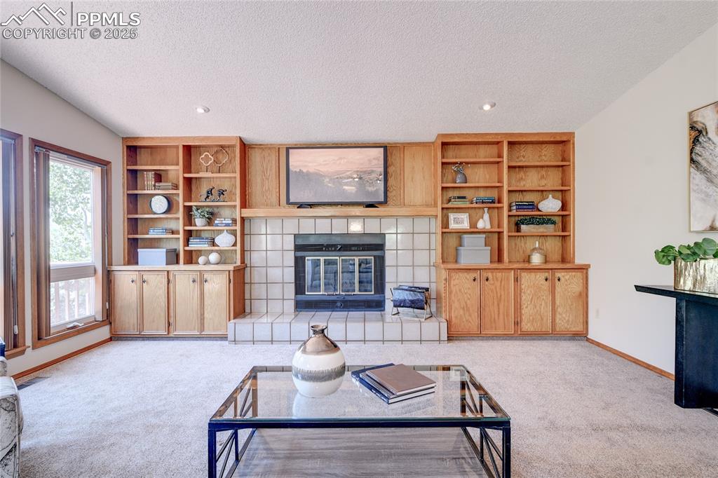 Image 9 of 50: Living Room
