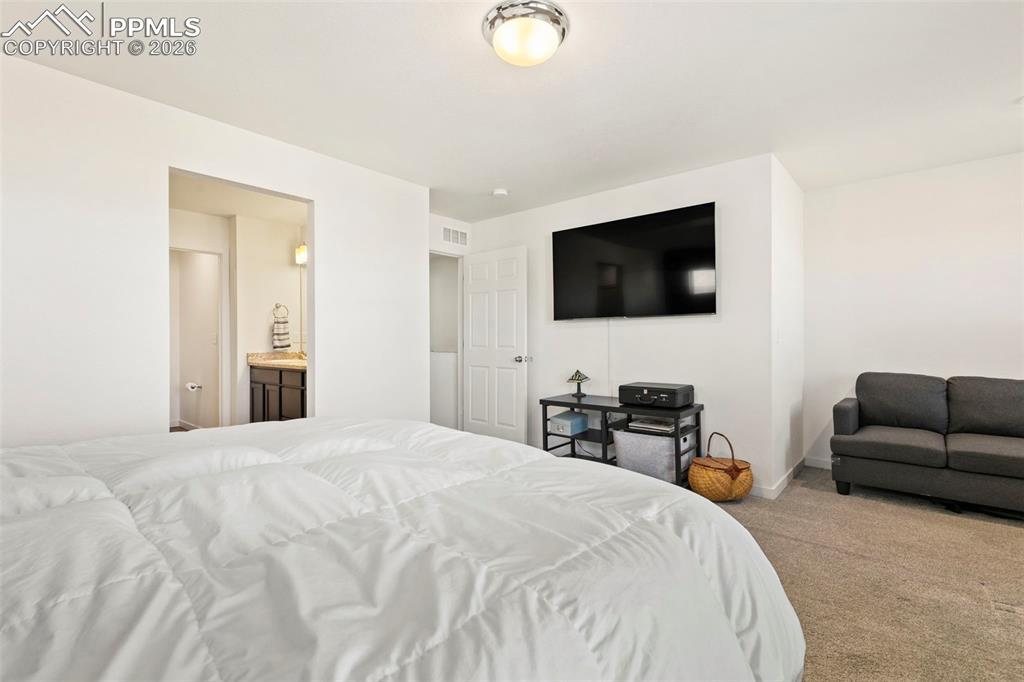 Image 17 of 35: Bedroom