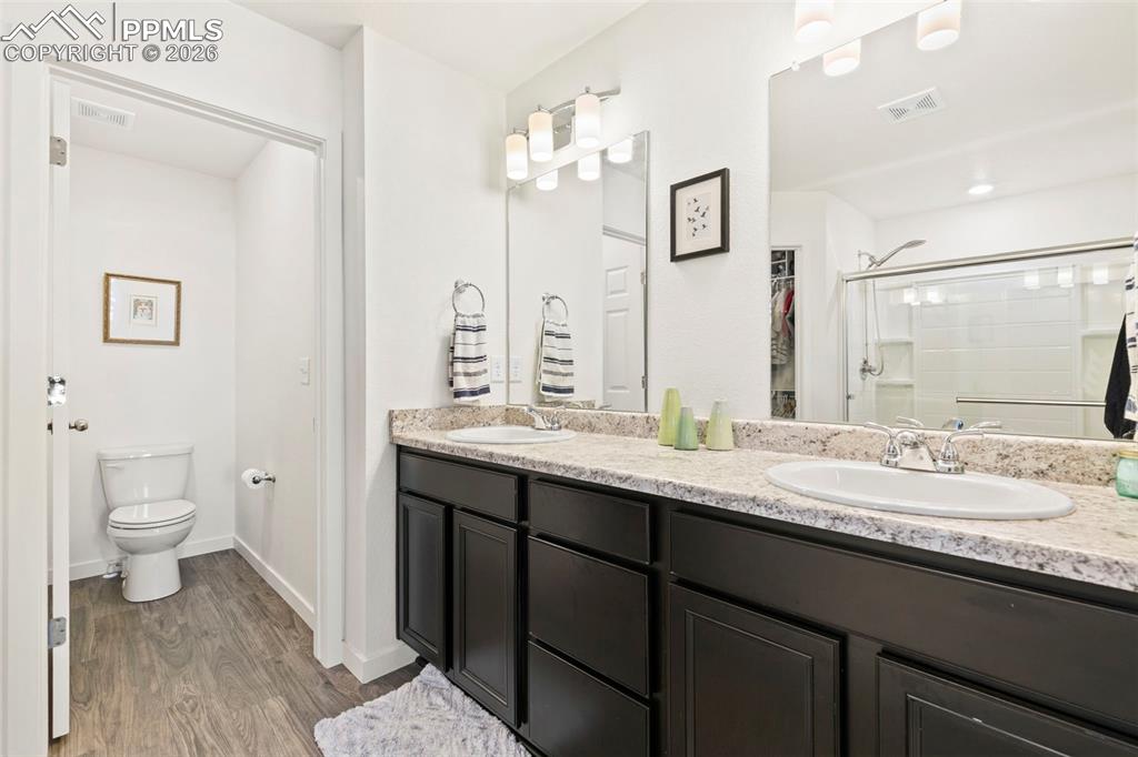 Image 19 of 35: Bathroom