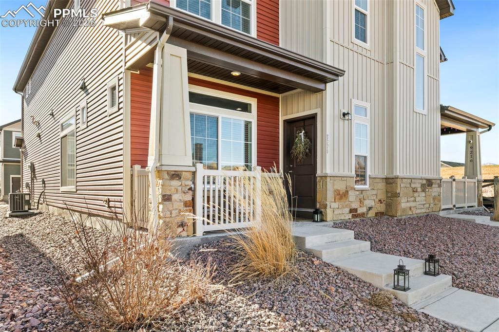 Image 27 of 35: Entry