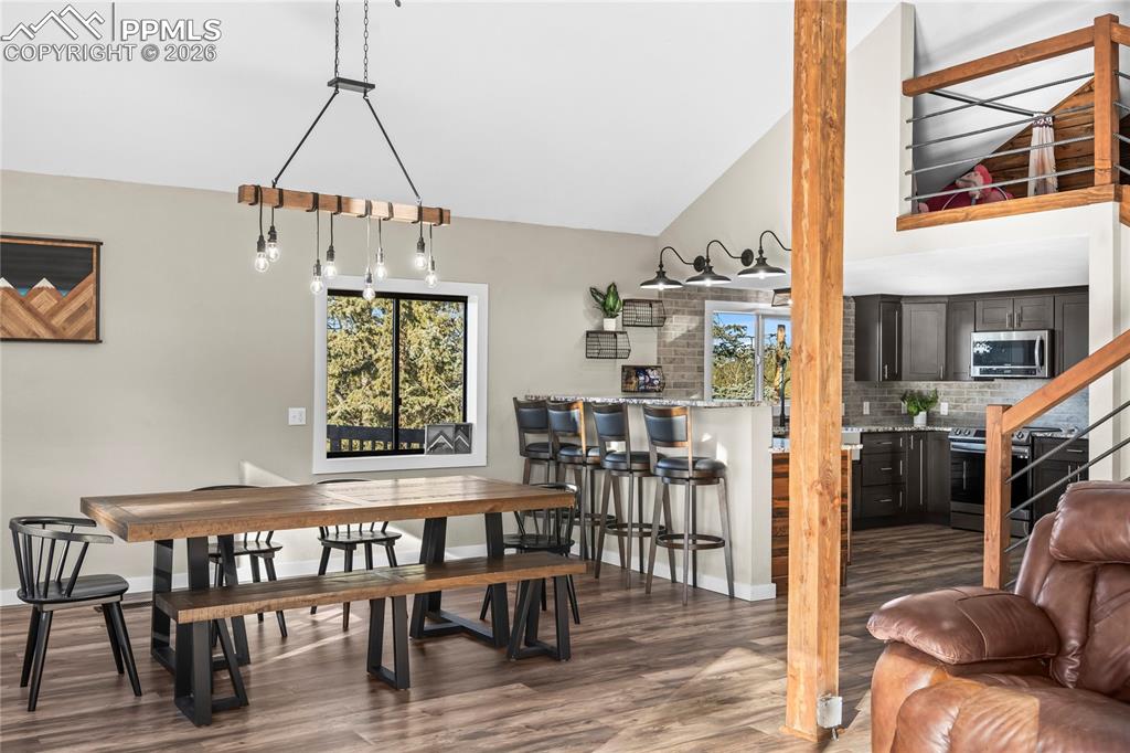 Image 10 of 34: Dining Area