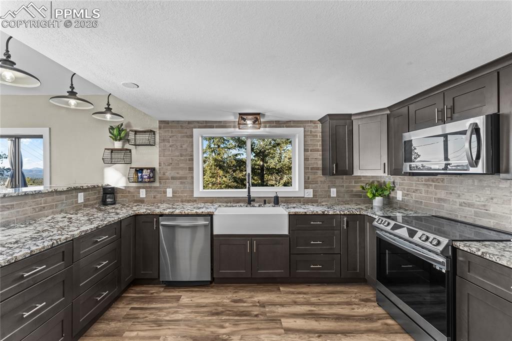 Image 13 of 34: Kitchen