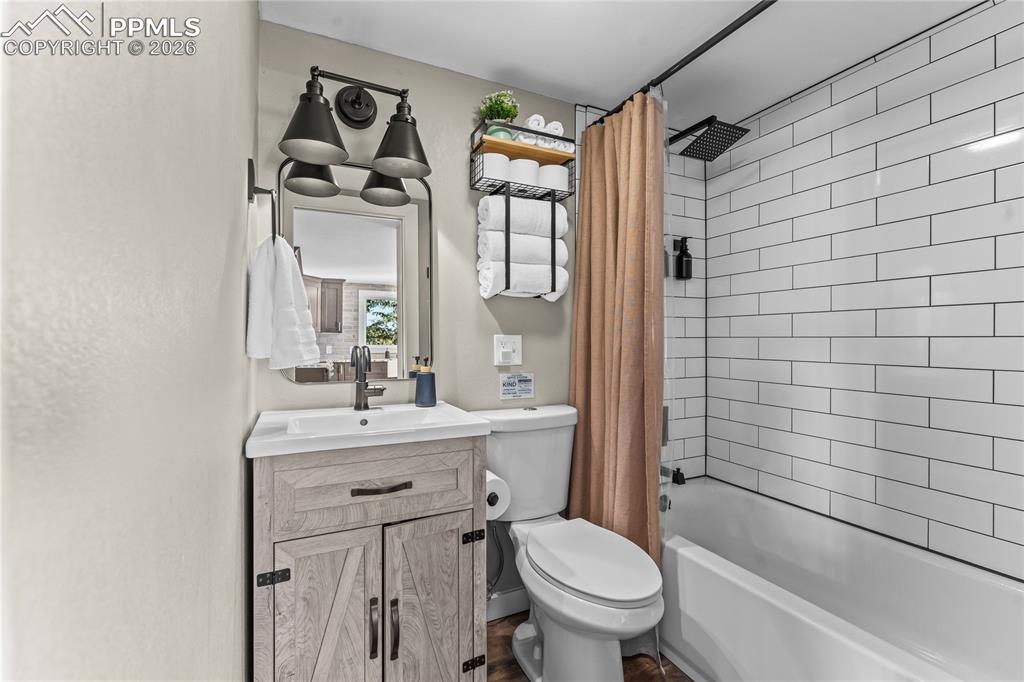 Image 16 of 34: Bathroom