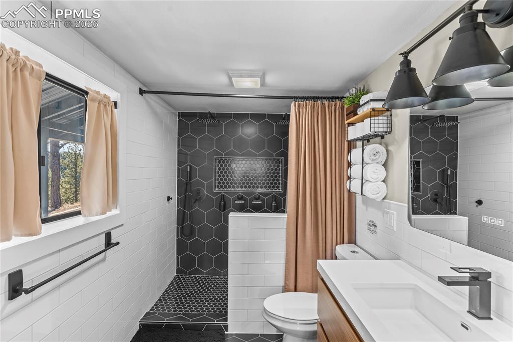 Image 21 of 34: Bathroom