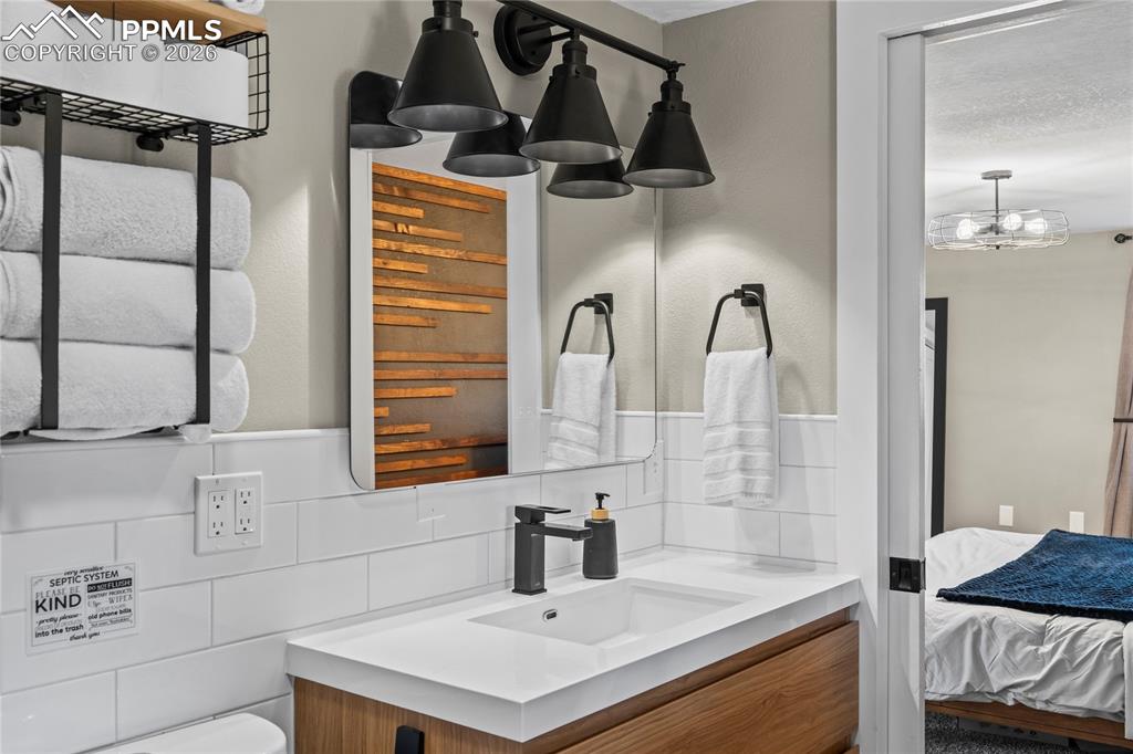 Image 22 of 34: Bathroom