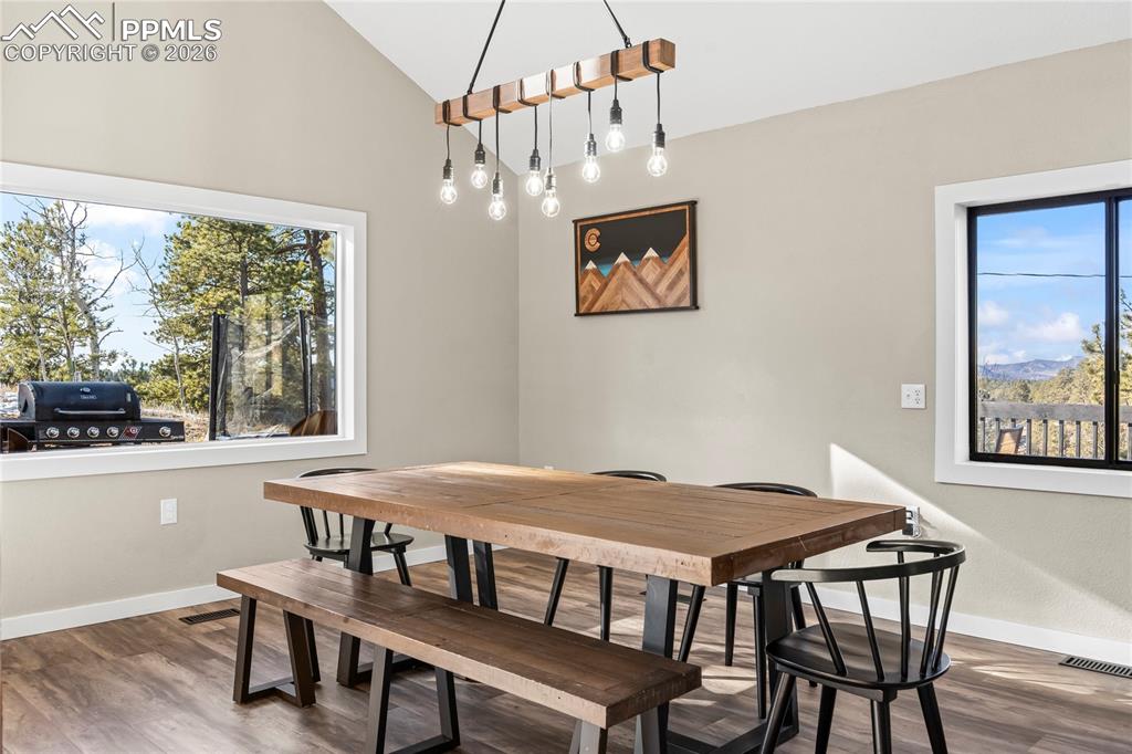 Image 9 of 34: Dining Area