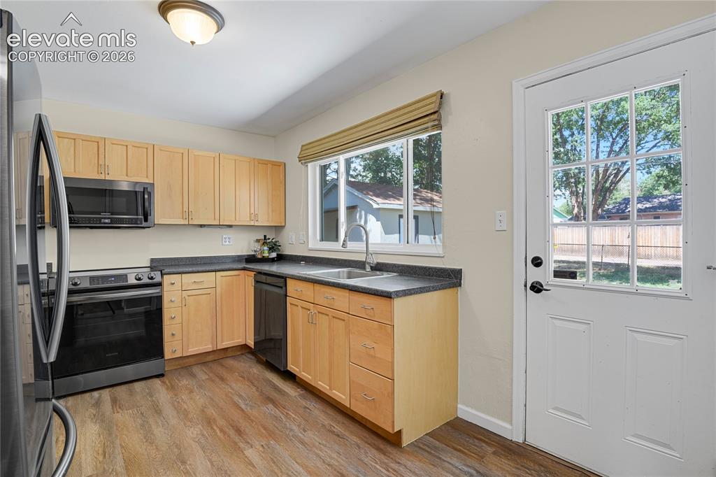 Image 10 of 28: Kitchen