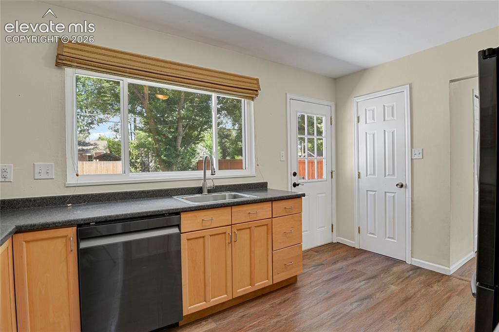Image 11 of 28: Kitchen