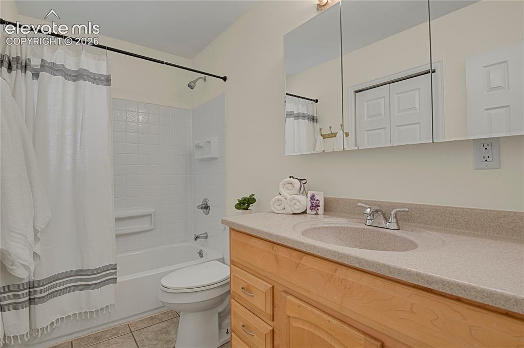 Image 17 of 28: Bathroom