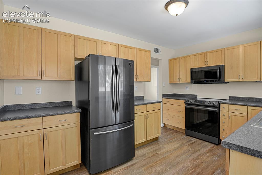 Image 9 of 28: Kitchen