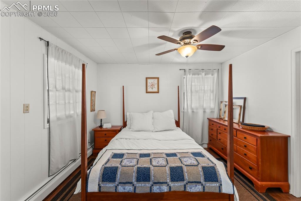 Image 11 of 24: Bedroom