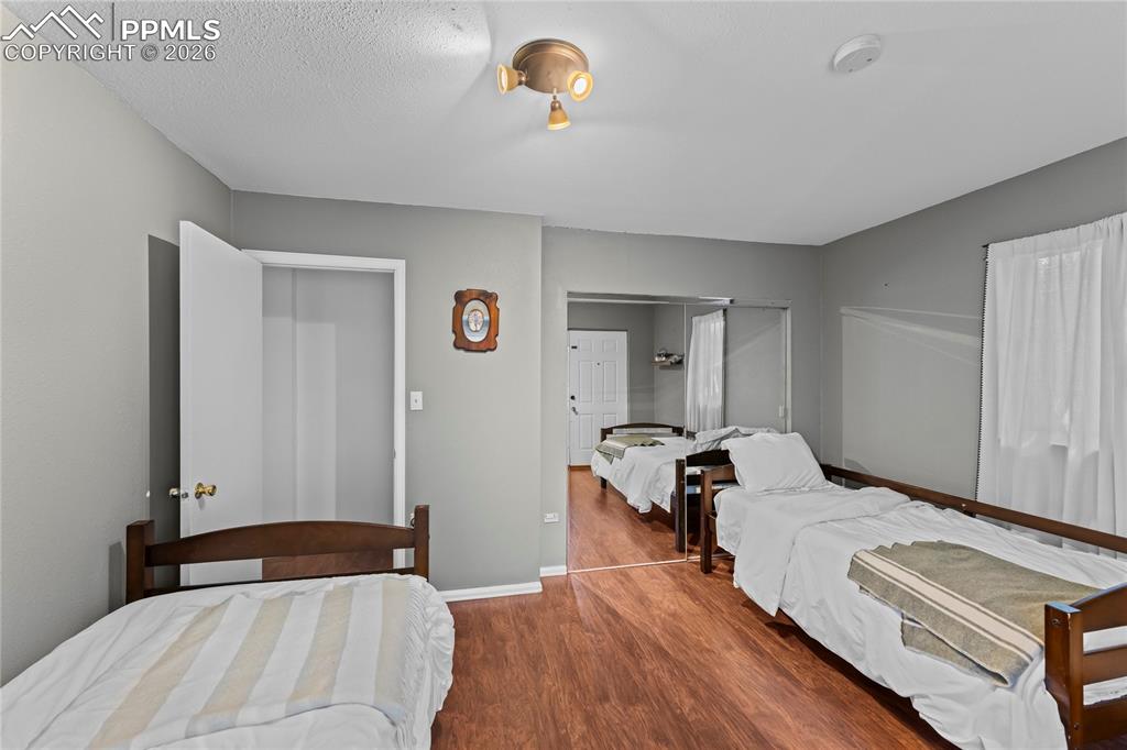 Image 19 of 24: Bedroom