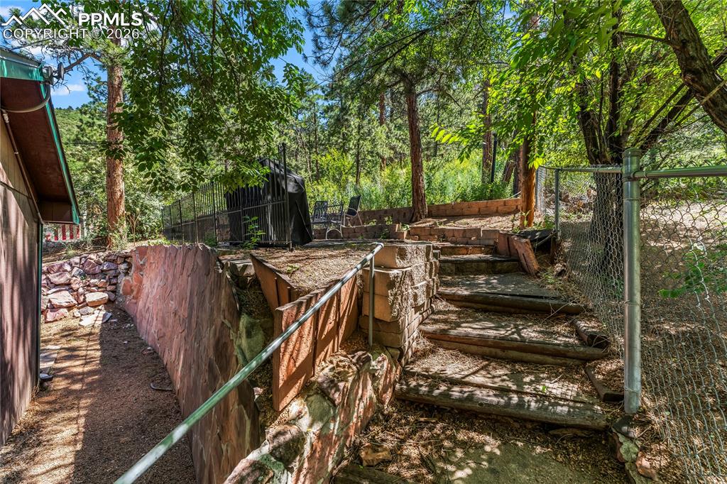 Image 20 of 24: Yard