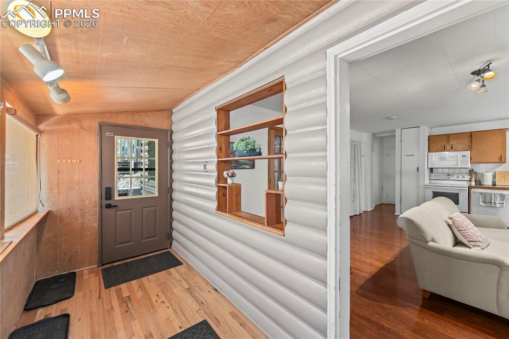 Image 5 of 24: Entry