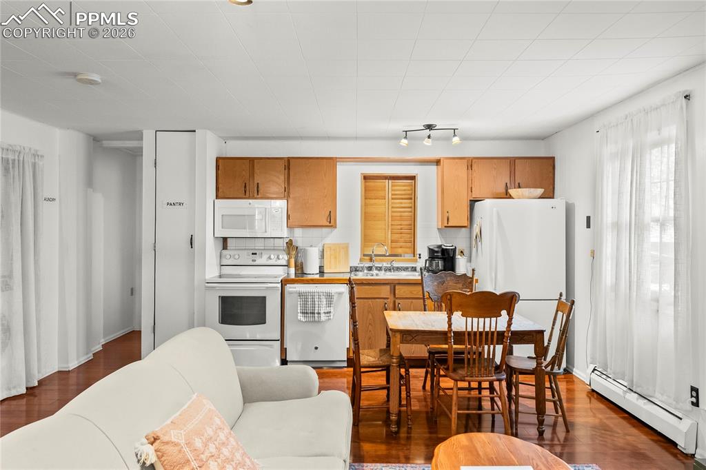 Image 8 of 24: Kitchen