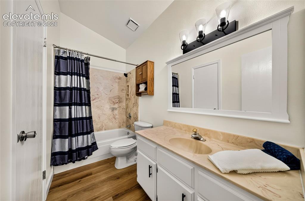 Image 16 of 31: Bathroom