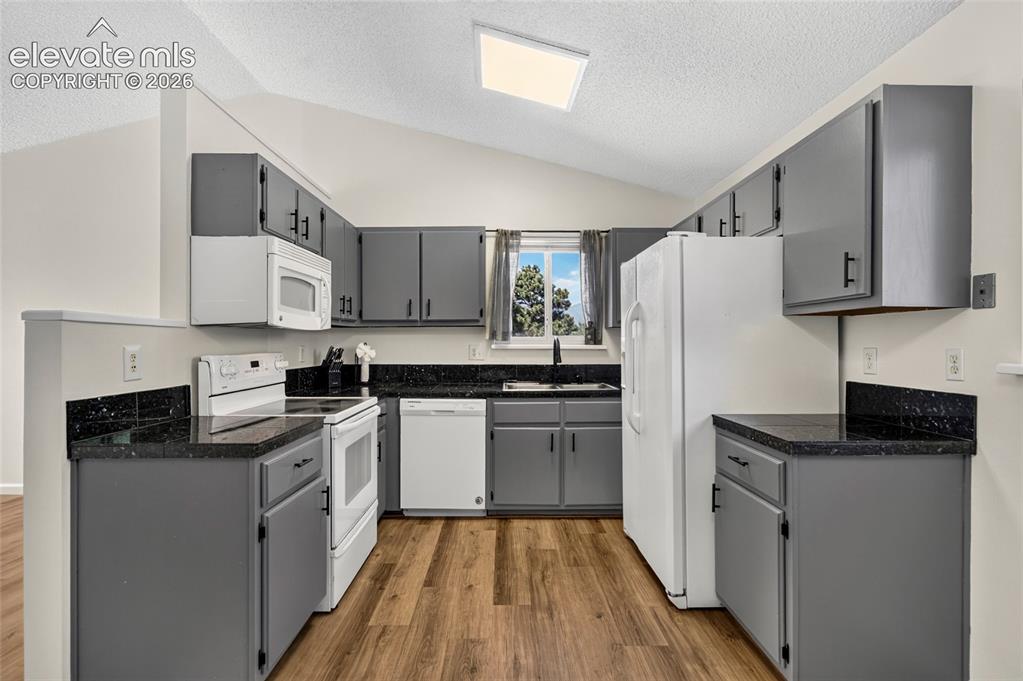 Image 7 of 31: Kitchen