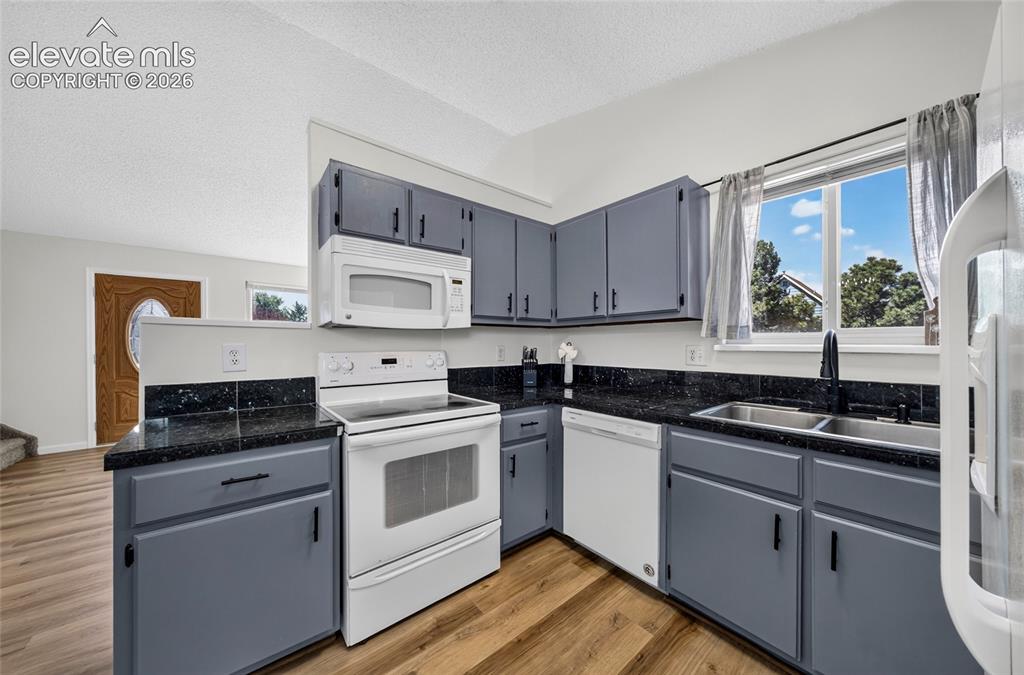 Image 8 of 31: Kitchen