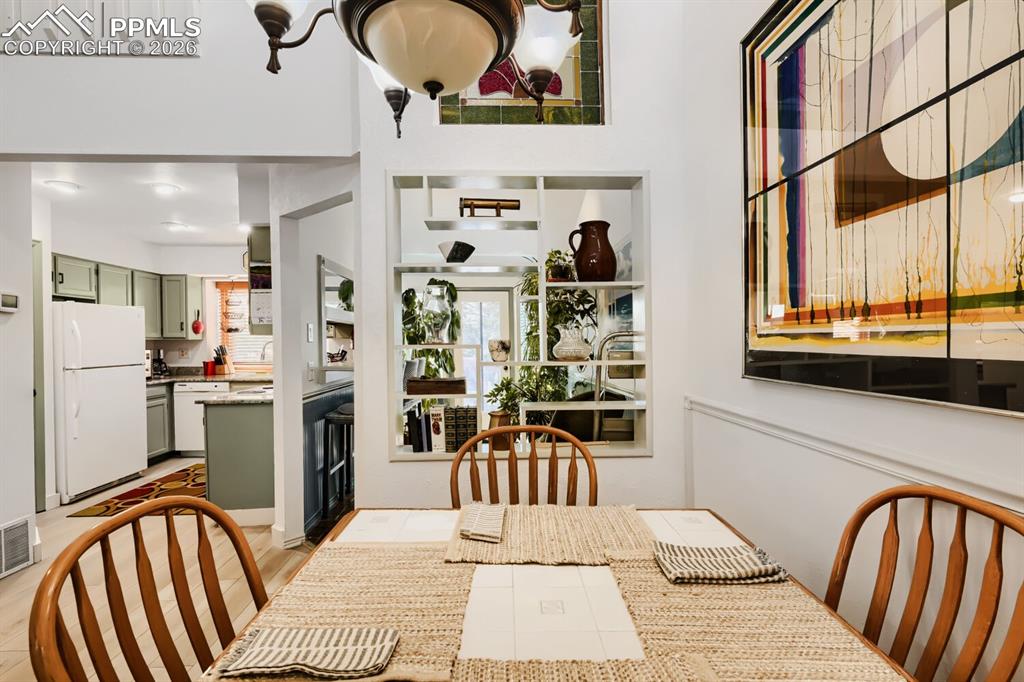 Image 11 of 31: Dining Area