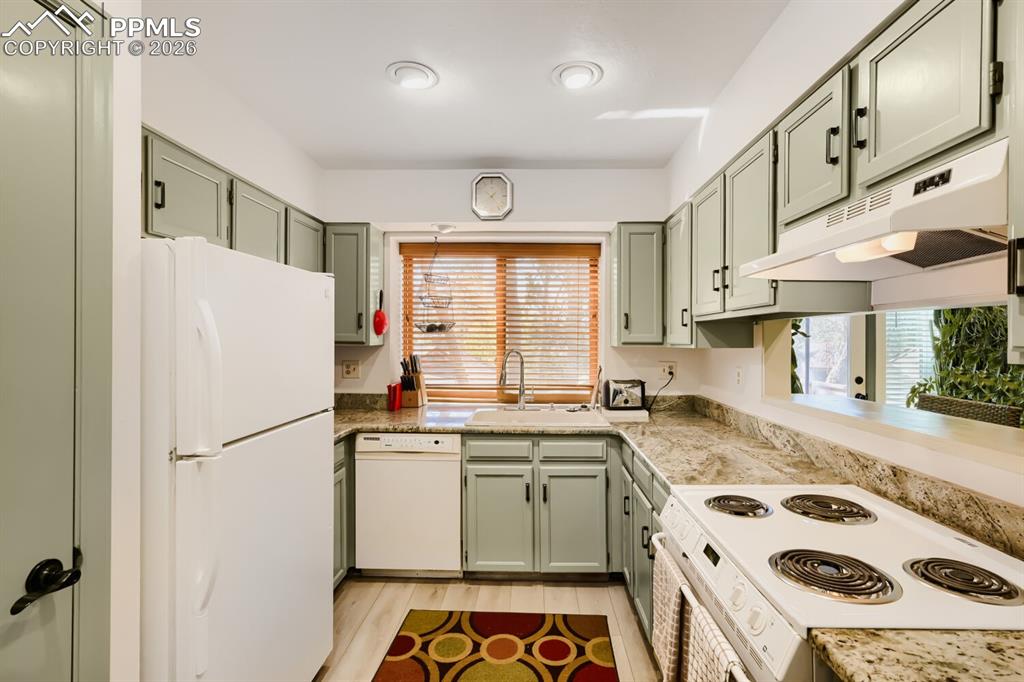 Image 6 of 31: Kitchen