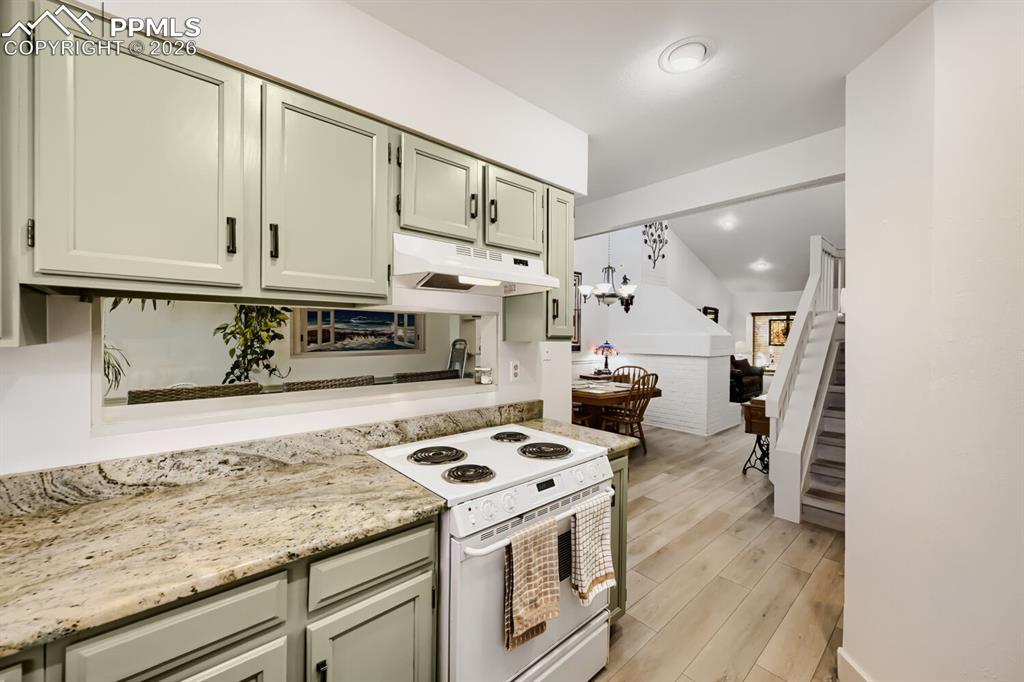 Image 7 of 31: Kitchen