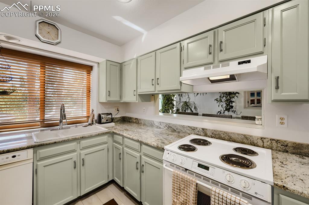 Image 8 of 31: Kitchen